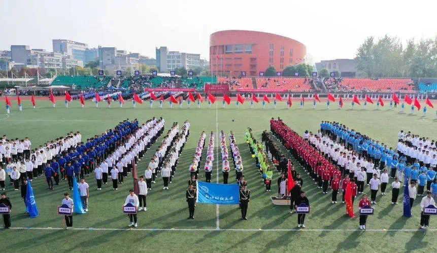 运动场上的彩虹之旅！彩色胶跑道让你畅享奔跑乐趣